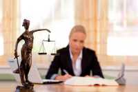 Чем арбитражный юрист отличается от адвоката, и когда нужны его услуги?